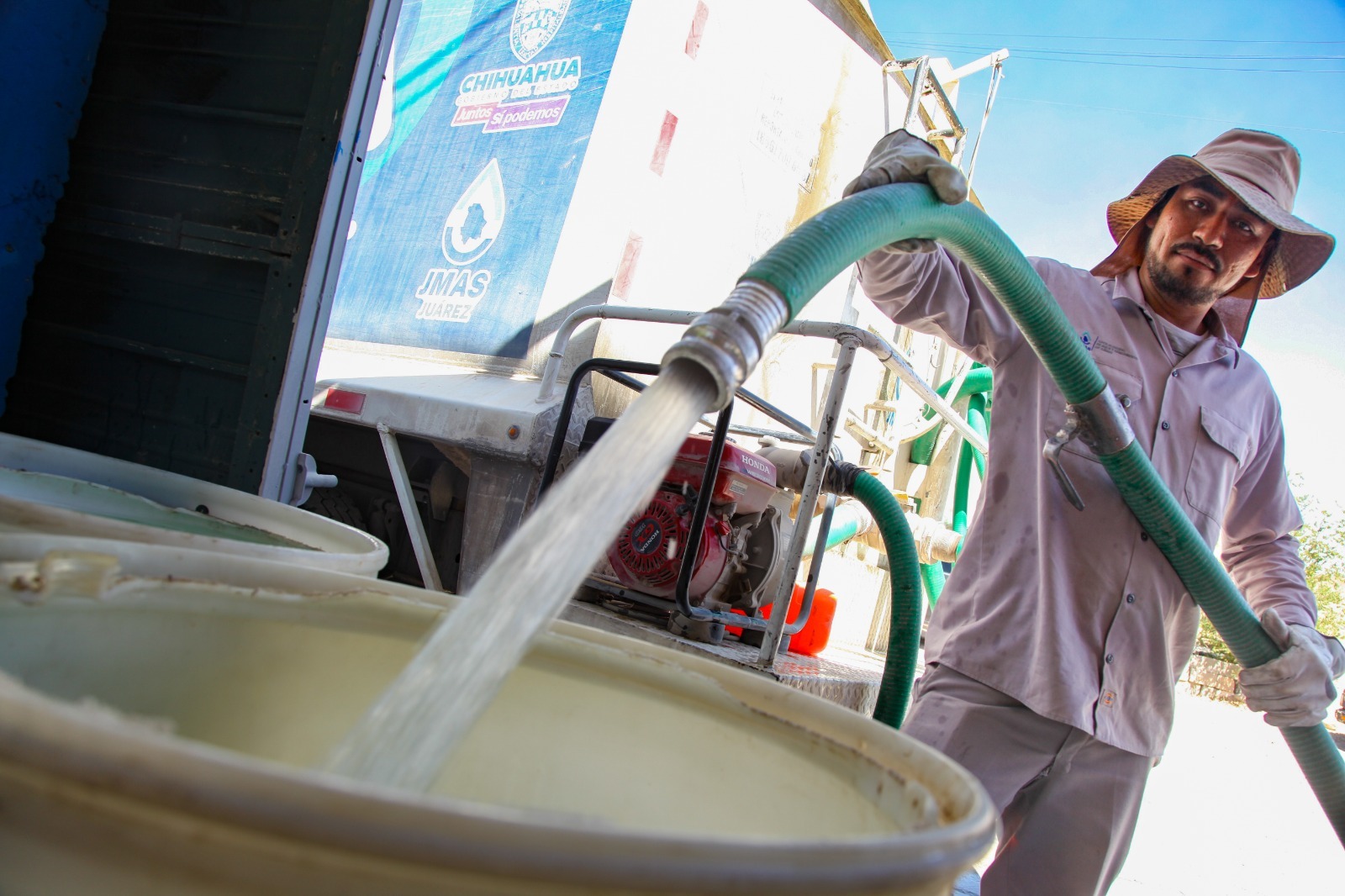 *DISTRIBUCIÓN DE AGUA EN PIPAS FAVORECE A 2,700 FAMILIAS*