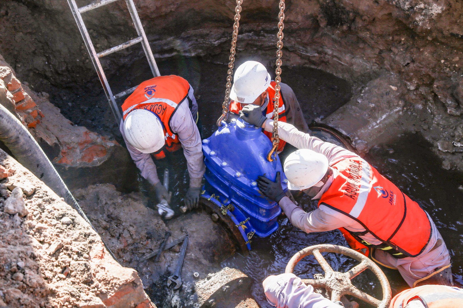 *REALIZA LA J+ CAMBIO DE 73 VÁLVULAS Y TUBERÍAS PARA MEJORAR PRESIÓN DE AGUA*