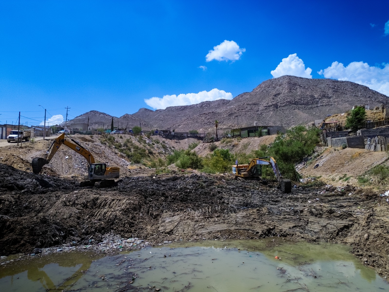 *MAQUINARIA PESADA PERMITE RETIRAR 3,950 TONELADAS DEL DIQUE PLUTARCO ELÍAS CALLES*