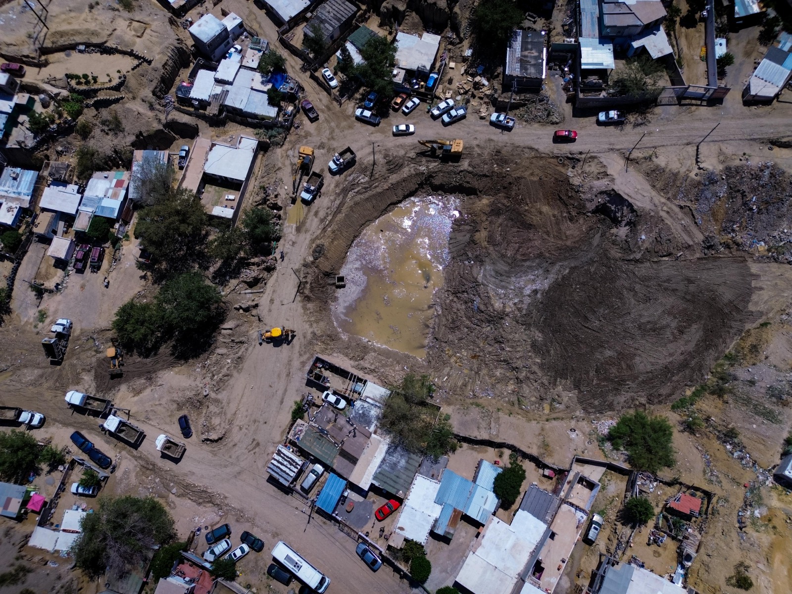 *VECINOS AGRADECEN A LA J+ POR TRABAJOS DE LIMPIEZA DE DIQUE*