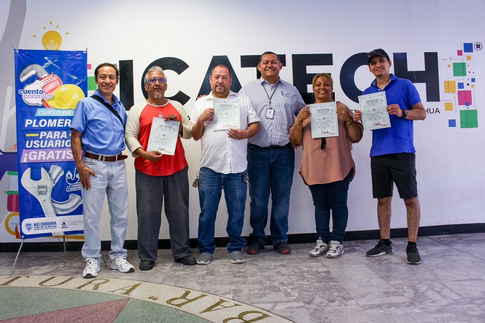 RECONOCE LA J+ A USUARIOS GRADUADOS EN CURSO DE PLOMERÍA