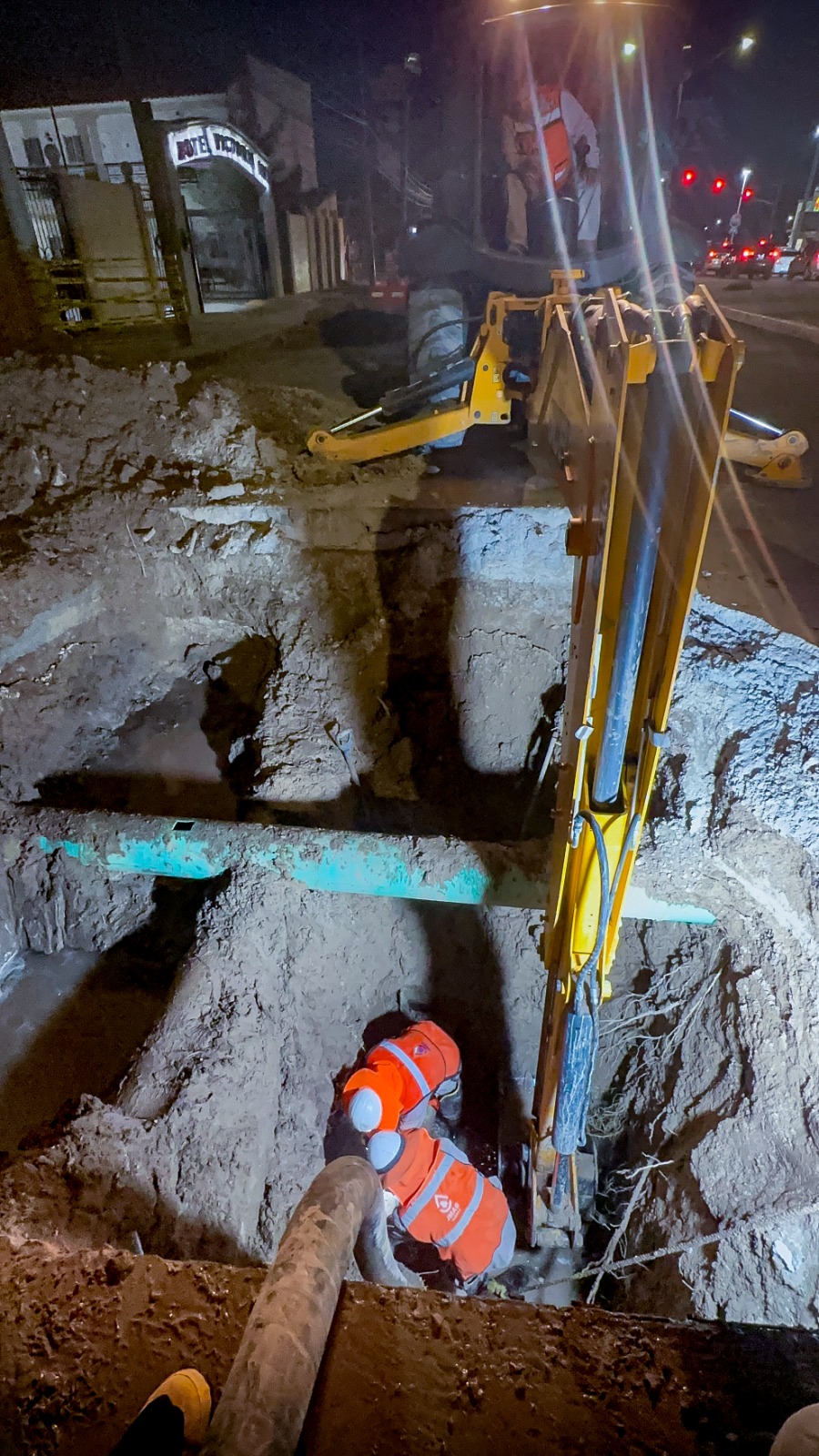 REPARA LA J+ FUGA DE AGUA EN LA AVENIDA PASEO DE LA VICTORIA