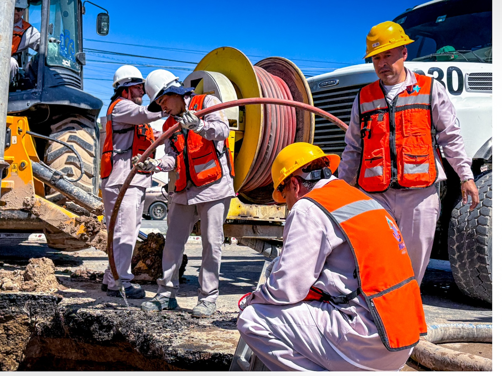 *Repara J+ fuga de agua en la Gómez Morin*