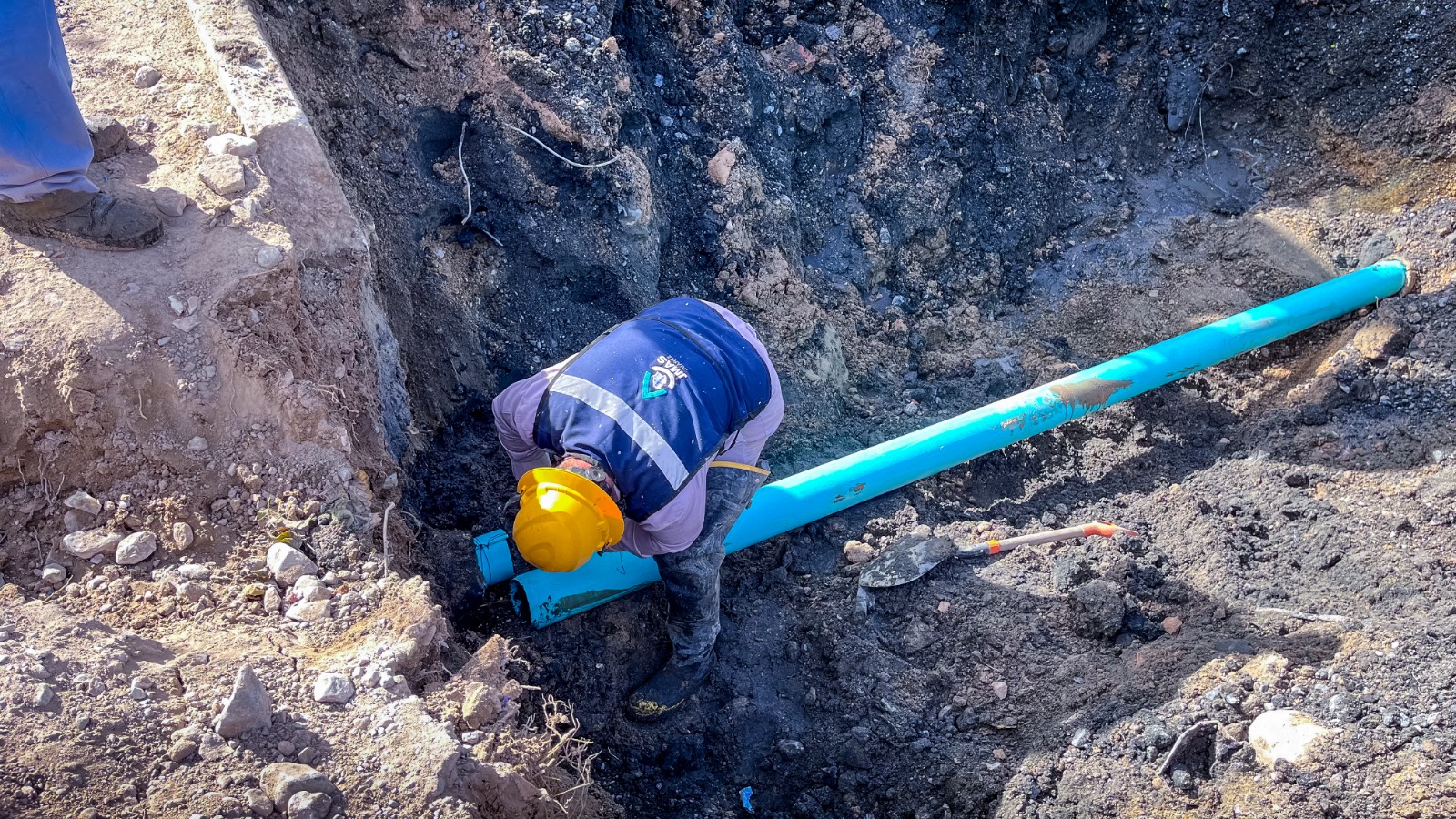 *ANTE REPORTE DE USUARIO, J+ ATIENDE LÍNEA DE DREANJE CAÍA EN CALLE LARETO*