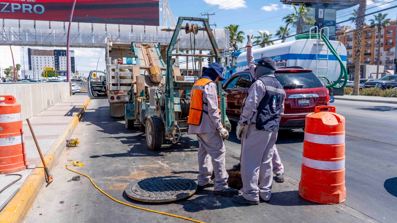 REFUERZA LA JMAS LIMPIEZA EN COLECTOR TEÓFILO BORUNDA PARA PREVENIR BROTES DE AGUAS NEGRAS
