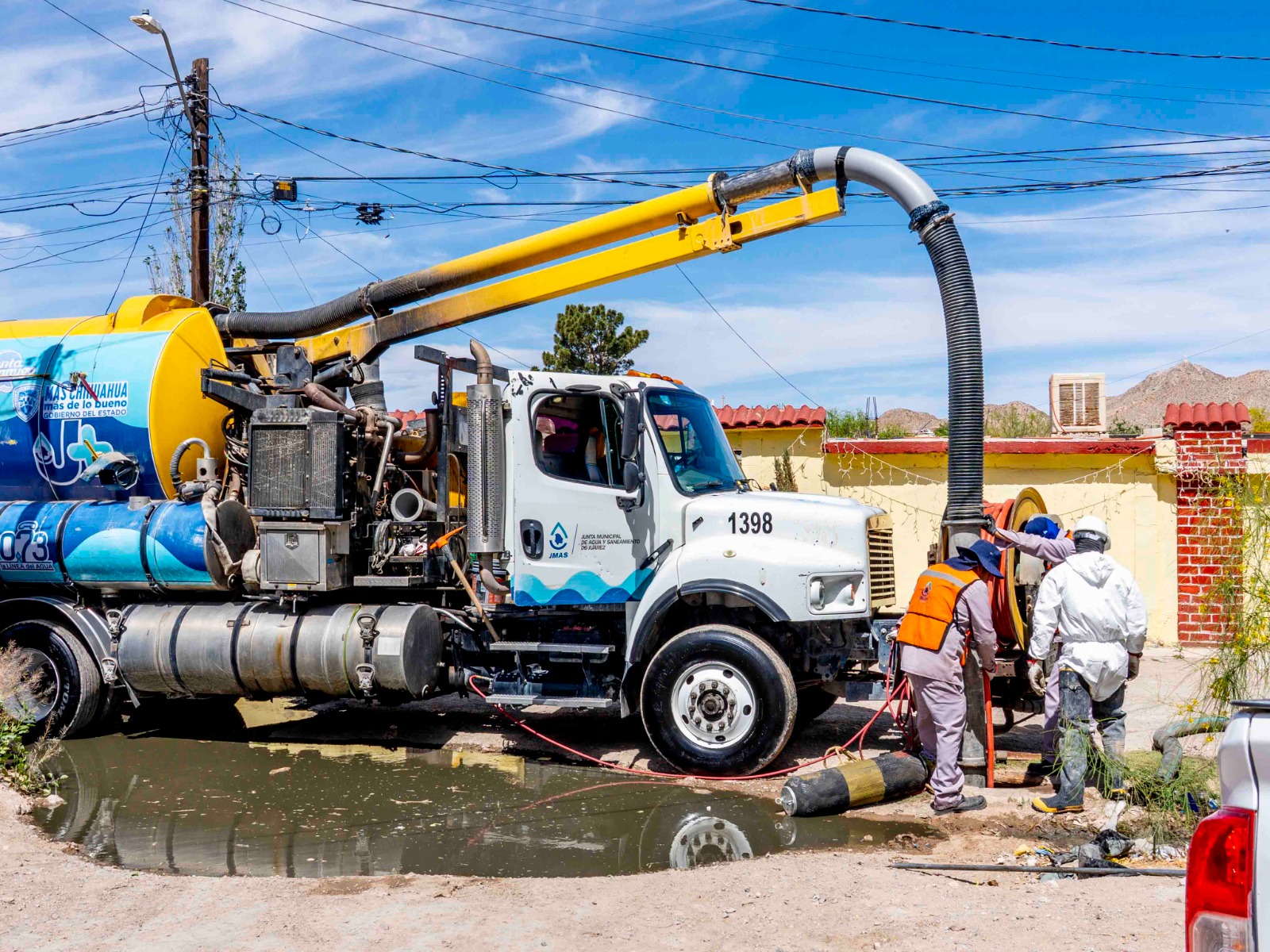 REALIZA JMAS MANTENIMIENTO DEL COLECTOR NADADORES EN COLONIA SARA LUGO