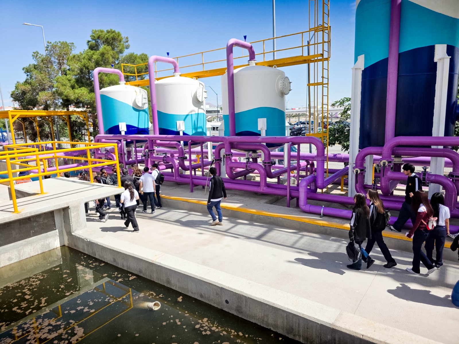 Visitan estudiantes de la URN instalaciones de la Planta Tratadora de Aguas Residuales del parque central.