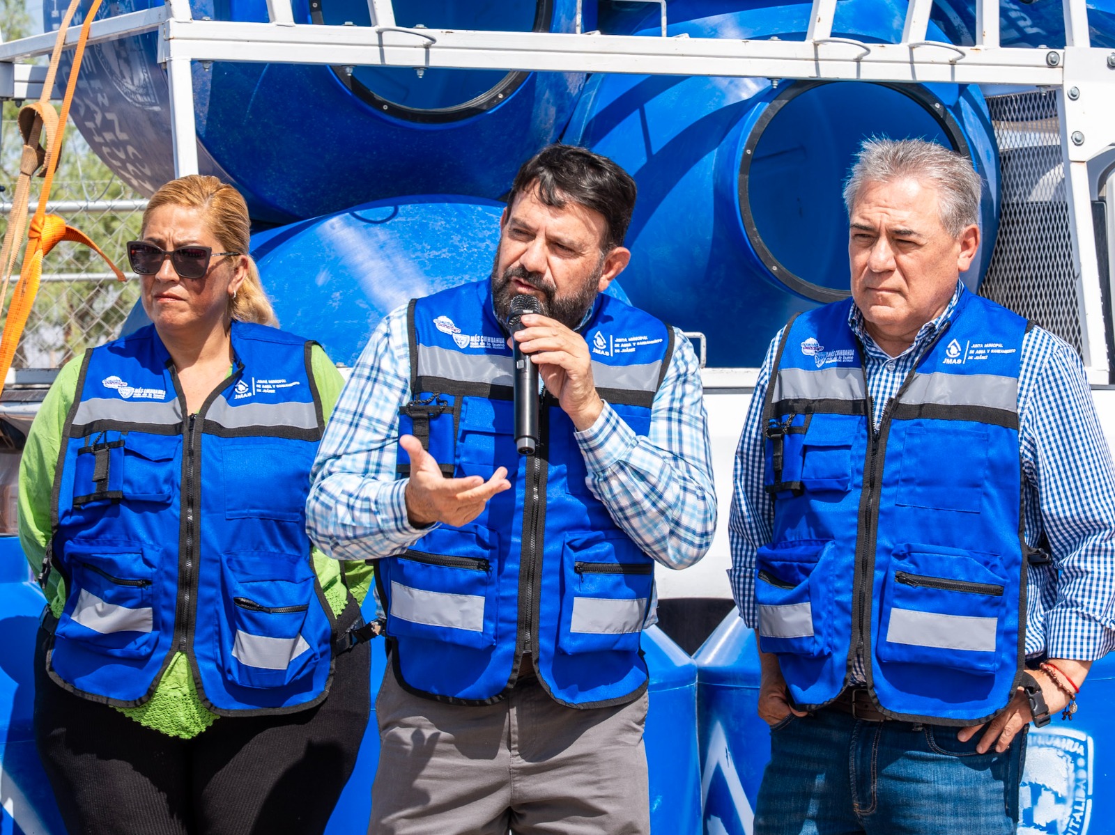 Entrega JMAS tinacos a familias mediante el programa “Agua para todos en Los Kilómetros, la Junta Contigo”