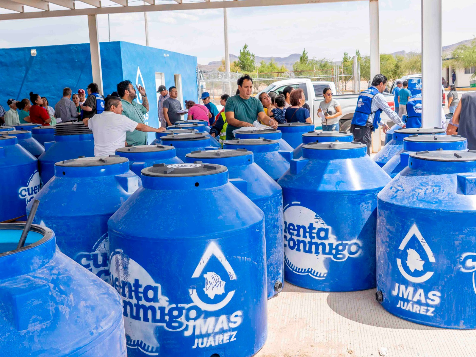 Llevan tranquilidad a familias de Los Kilómetros con apoyo de tinacos.