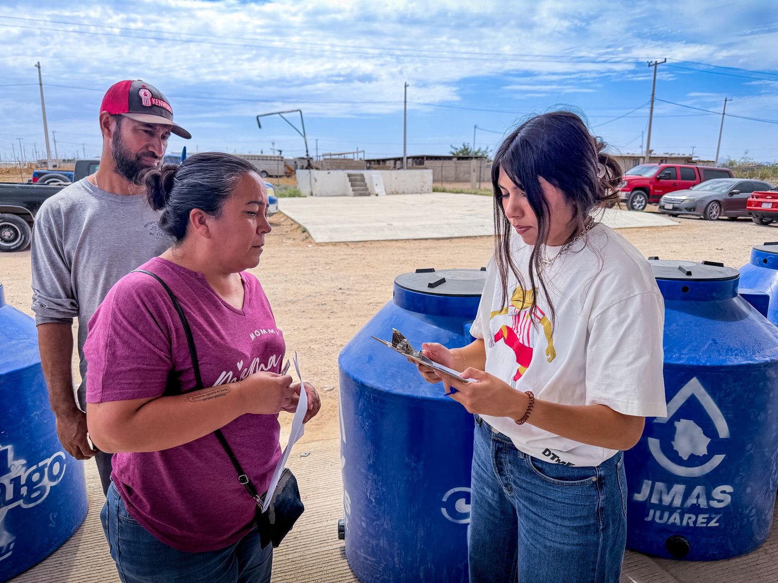 Reciben 150 familias de Los Kilómetros tinacos esta semana.