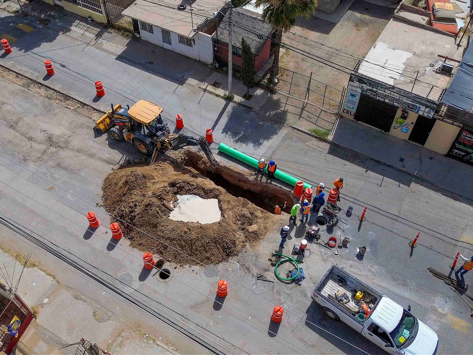 Inicia JMAS trabajos de reposición de tubería del drenaje sanitario en la calle Neptuno.