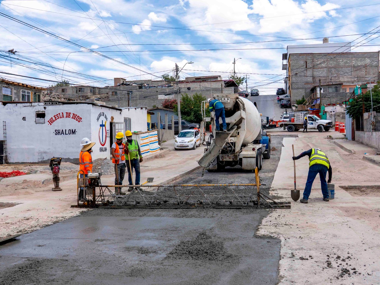 Bachea JMAS calle Mayas tras hundimiento registrado en la colonia Aztecas.