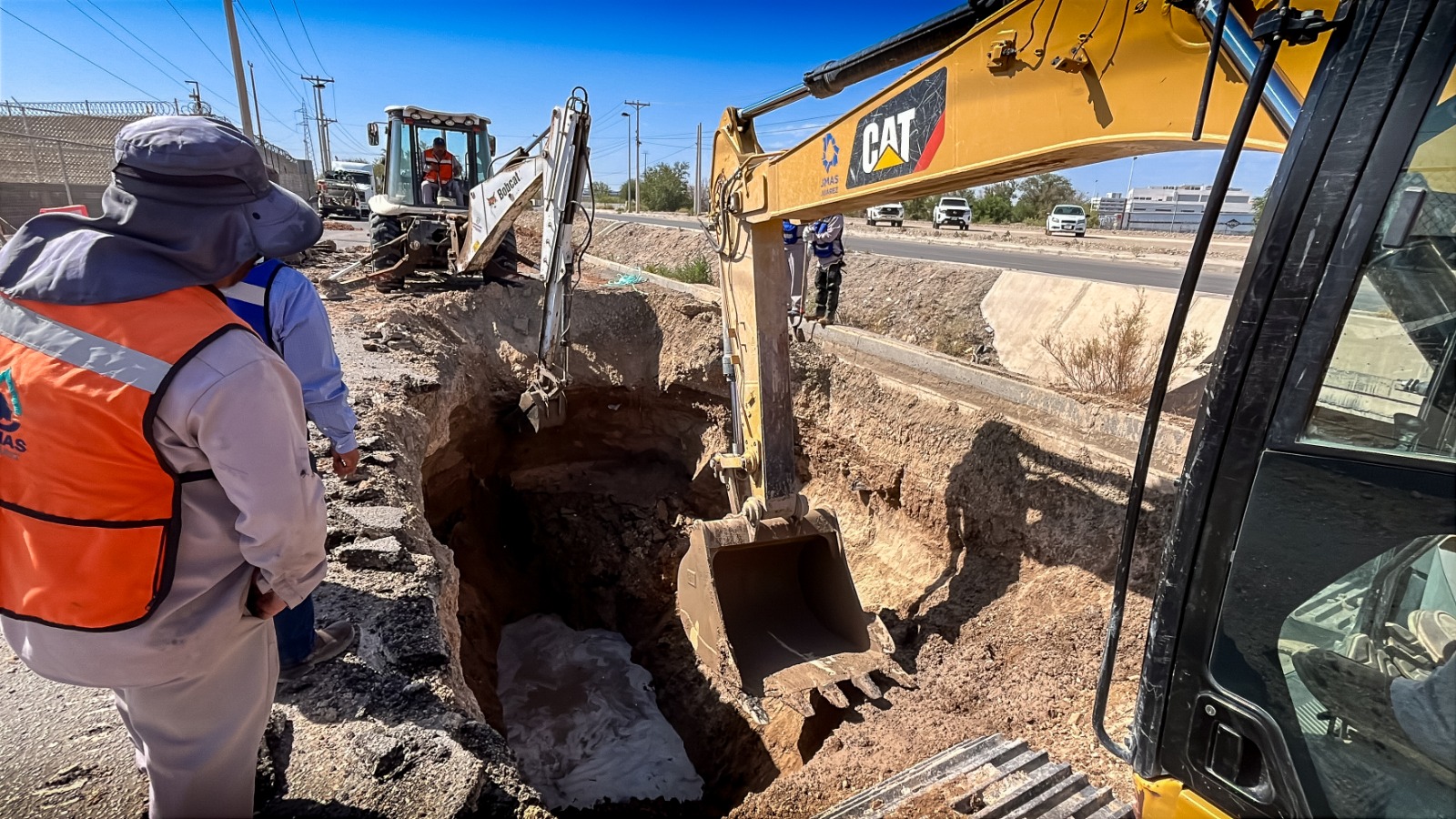 Reemplazará JMAS 30 metros de tubería de drenaje tras hundimiento registrado en la avenida Clara Fuentes.*