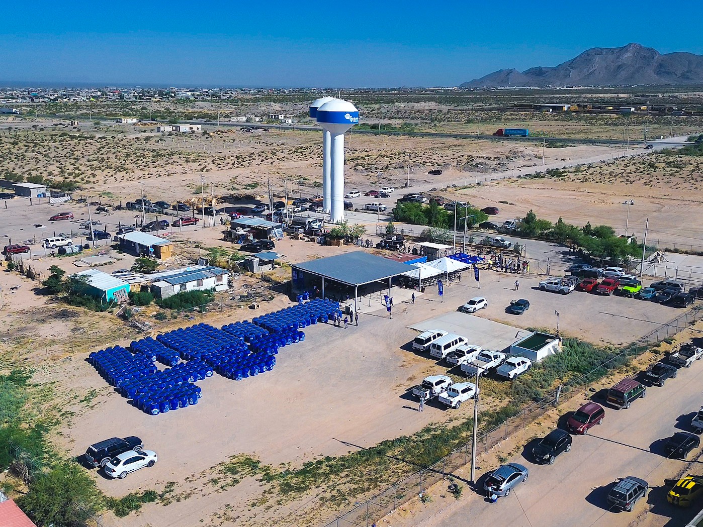 Entrega JMAS 500 tinacos más a las familias de Los Kilómetros.