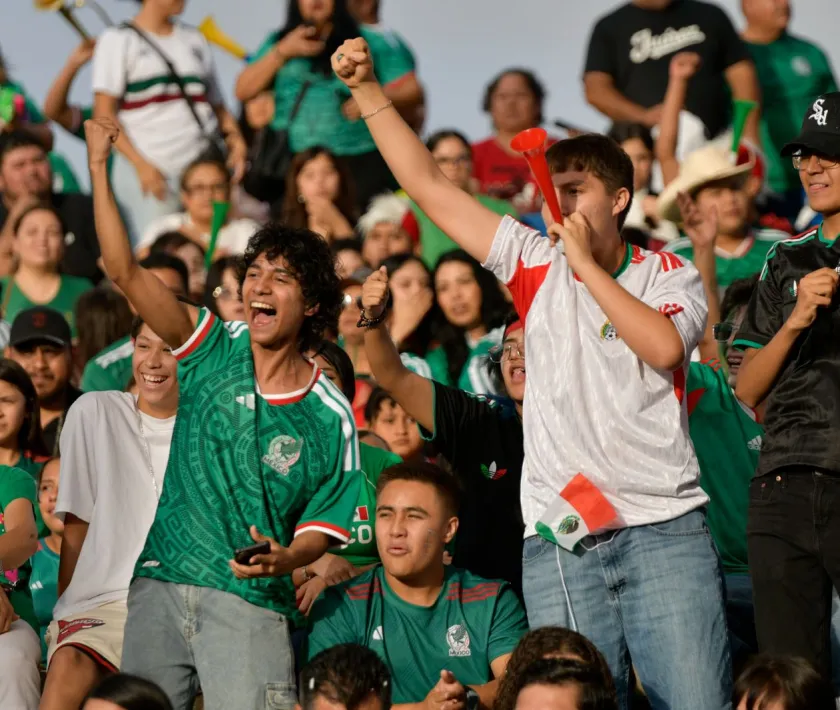 VIVEN FAMILIAS JUARENSES EL AMBIENTE MUNDIALISTA EN EL PARQUE CENTRAL DURANTE EL ENCUENTRO ENTRE MÉXICO Y ECUADOR
