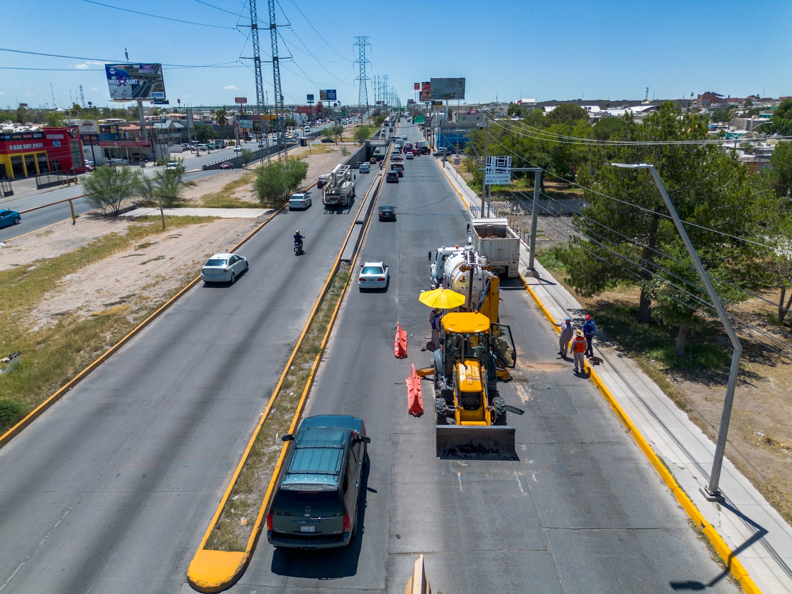 Repara JMAS fuga en línea de agua potable sobre la avenida De las Torres.