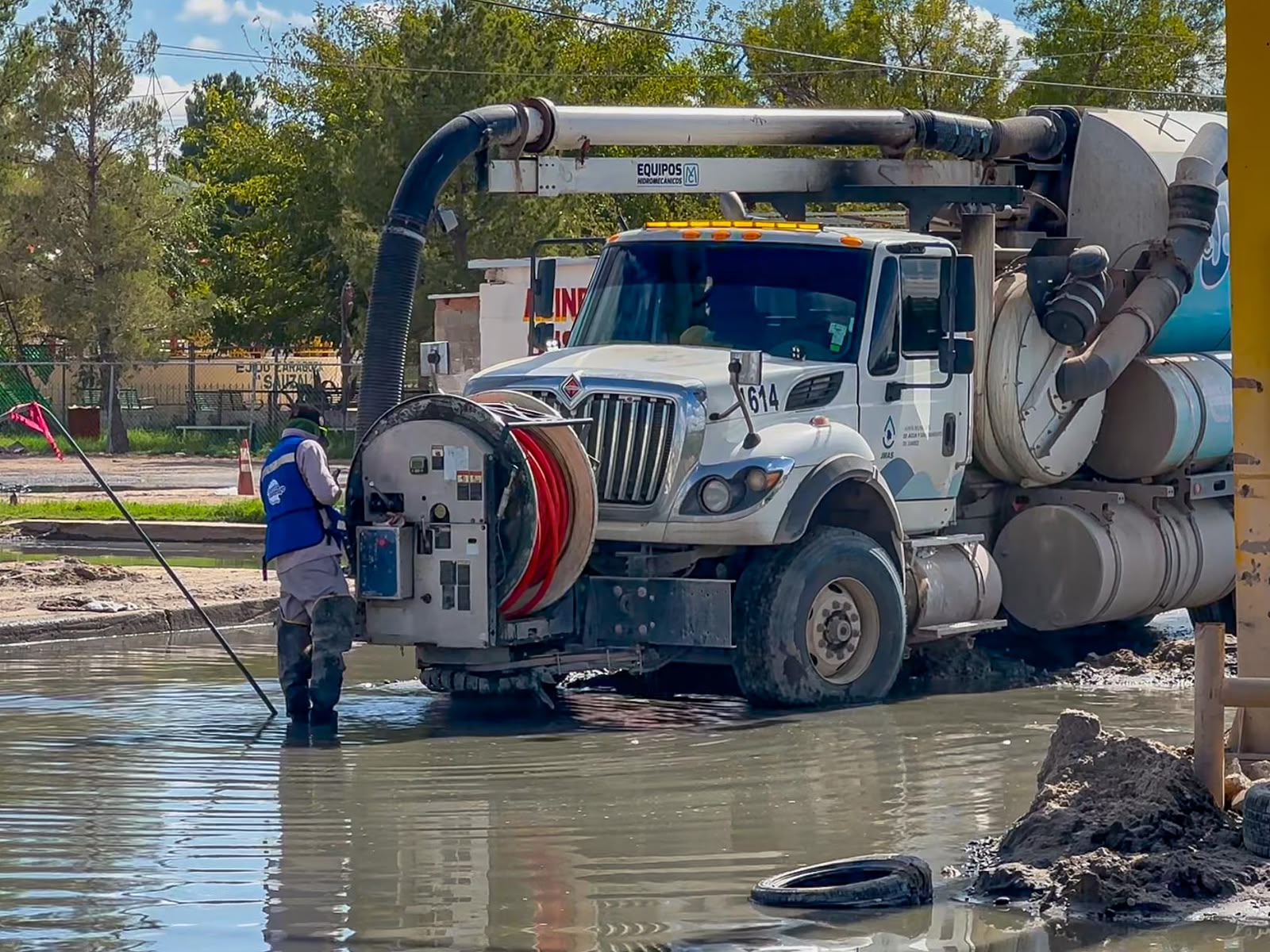 Trabaja JMAS en limpieza de red de drenaje en Juárez Porvenir
