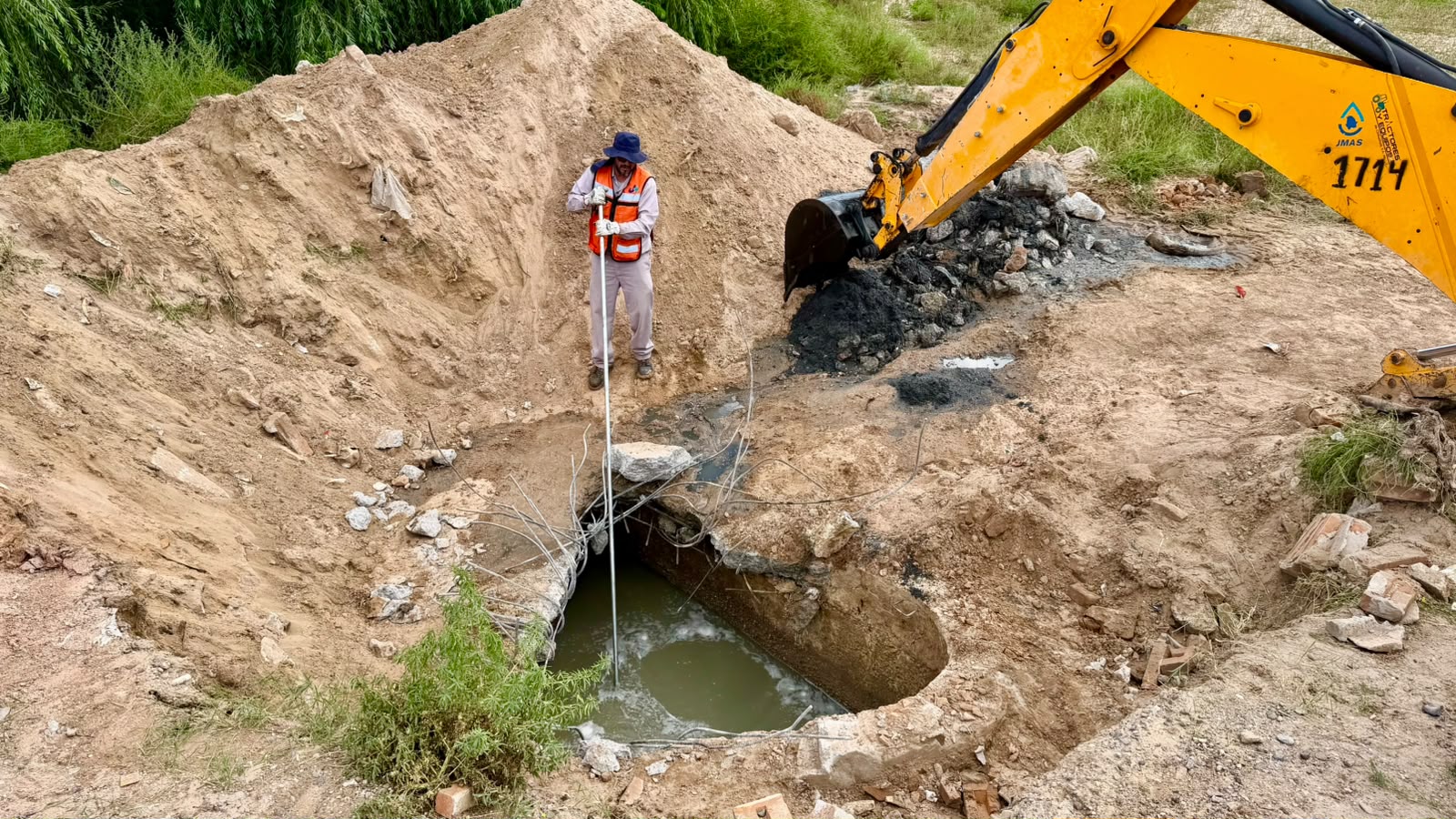 Realiza JMAS limpieza del colector Tarento para prevenir brotes de aguas residuales en Juárez-Porvenir.