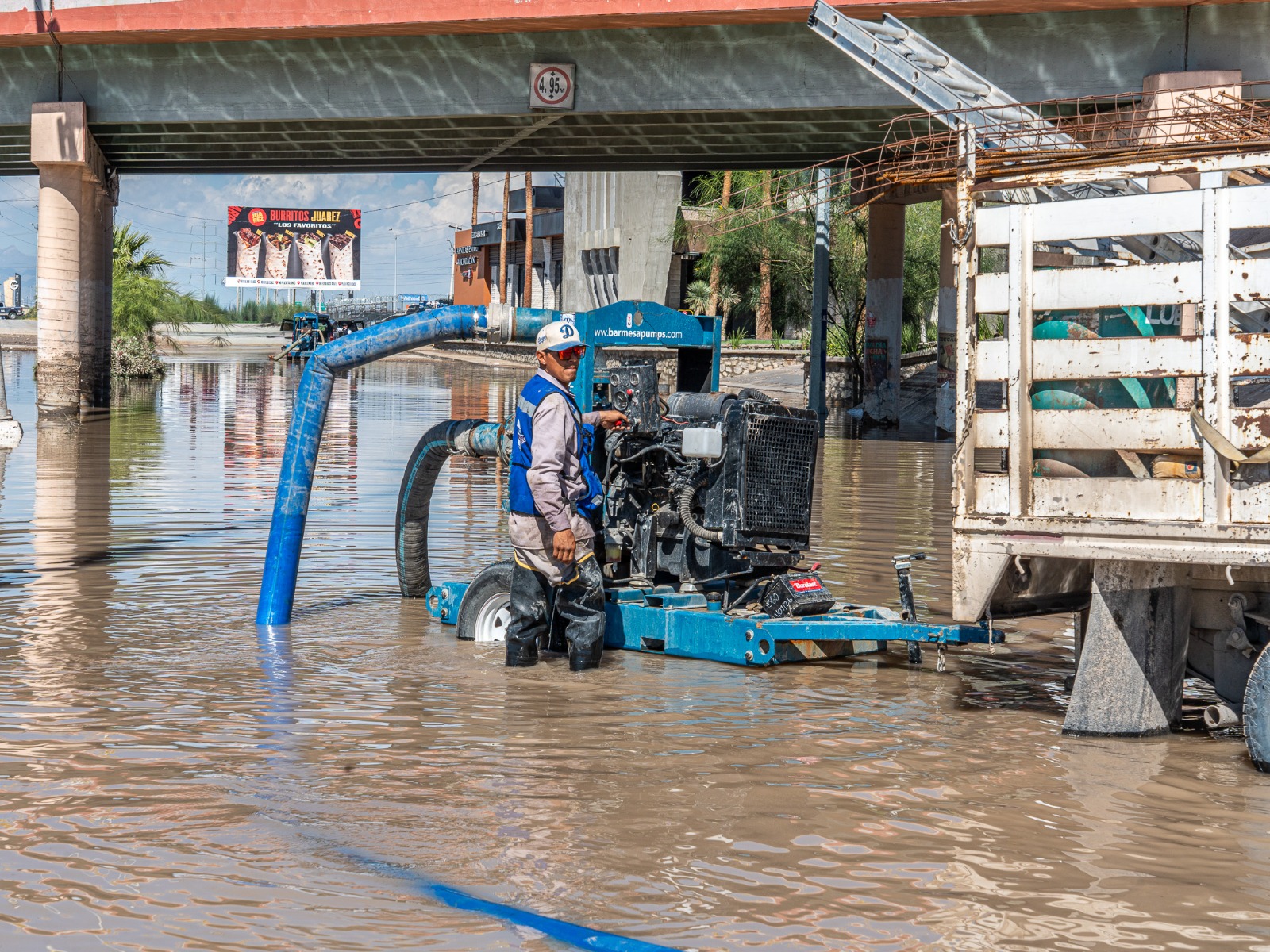 Apoya JMAS con retiro de agua acumulada en avenida Las Torres, bajo el puente Centauro.