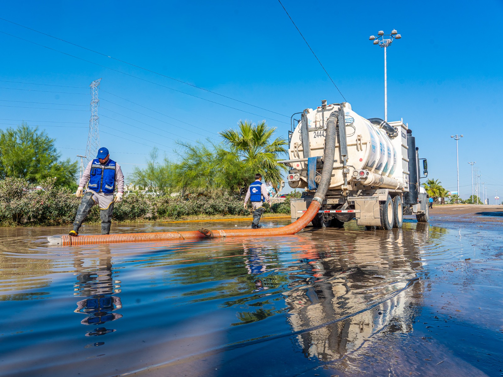 Ha retirado JMAS 2 millones de litros de agua en el desagüe del puente Centauro en Las Torres